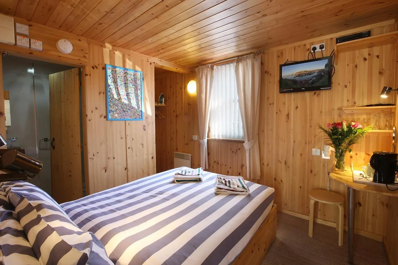Bed and Breakfast Discovery House And Annex à Whitby Couette-café
